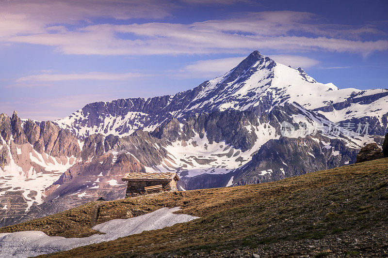 石山小屋在Col de l'Iseran垭口-积雪覆盖的法国阿尔卑斯山